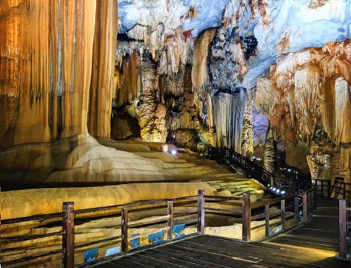 Magical beauty of longest cave in Asia